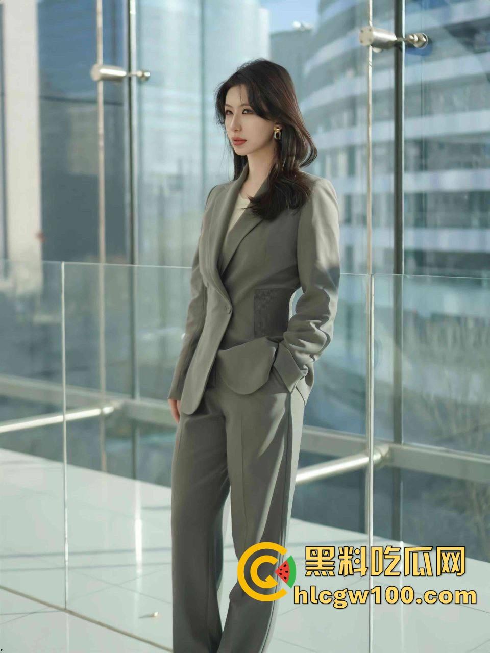 仙人酒配高跟鞋,舔狗狂舔御姐美腿喝脚上流下的酒,恋足控这福利骚到极致,御姐玩的花到离谱!-1