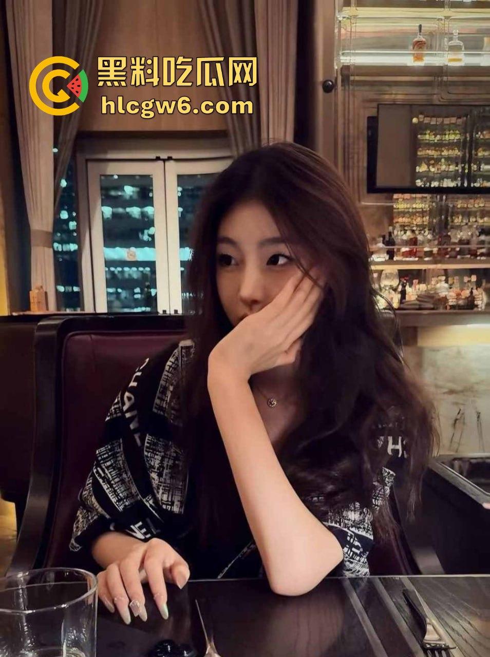 上海舞蹈生【刘静雯】视频泄露，车库男厕所双场狂操，清纯小浪货玩到腿软尿湿地，骚浪得让人头皮发麻！-4