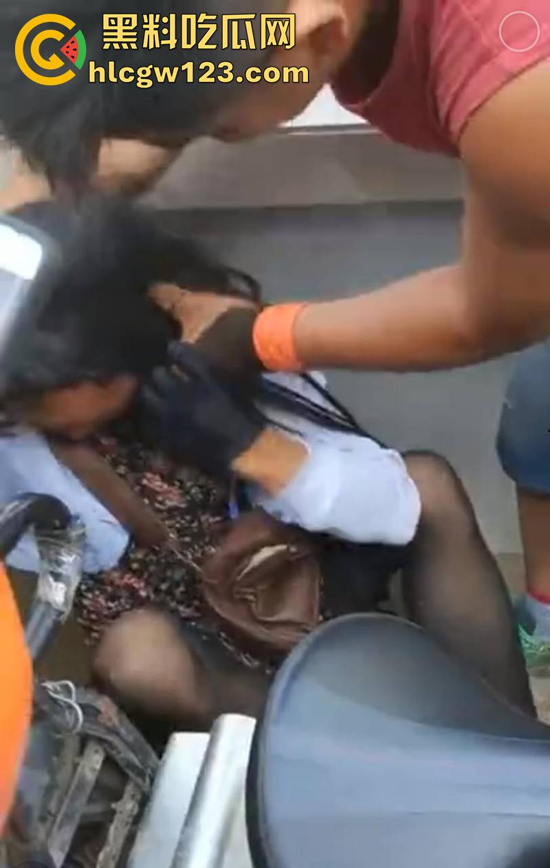 山东变态大叔穿女装,黑丝配连衣裙被识破翻车,群众当场围住摘掉假发,录视频将其曝光!-1