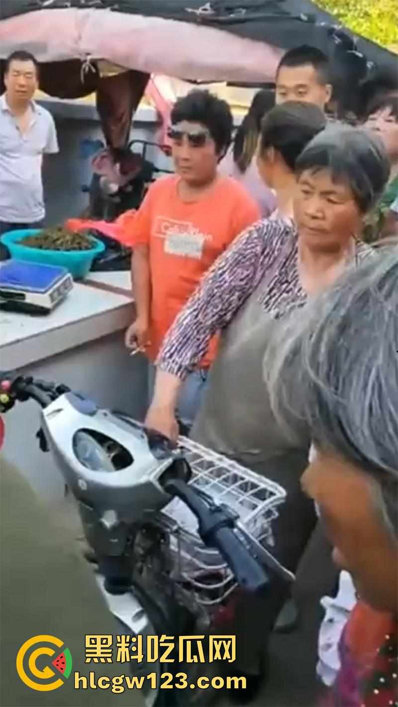 山东变态大叔穿女装,黑丝配连衣裙被识破翻车,群众当场围住摘掉假发,录视频将其曝光!-2