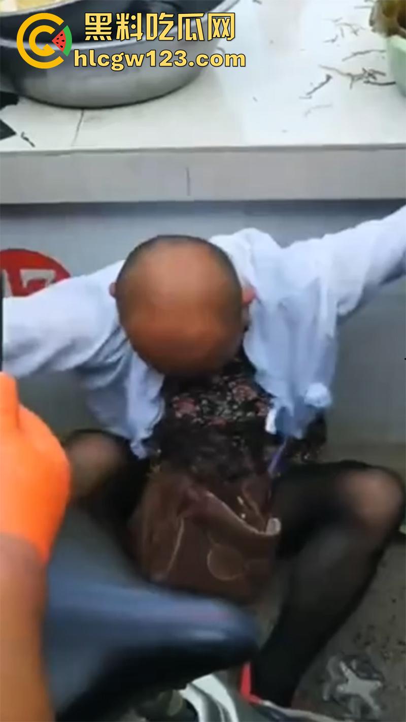 山东变态大叔穿女装,黑丝配连衣裙被识破翻车,群众当场围住摘掉假发,录视频将其曝光!-3
