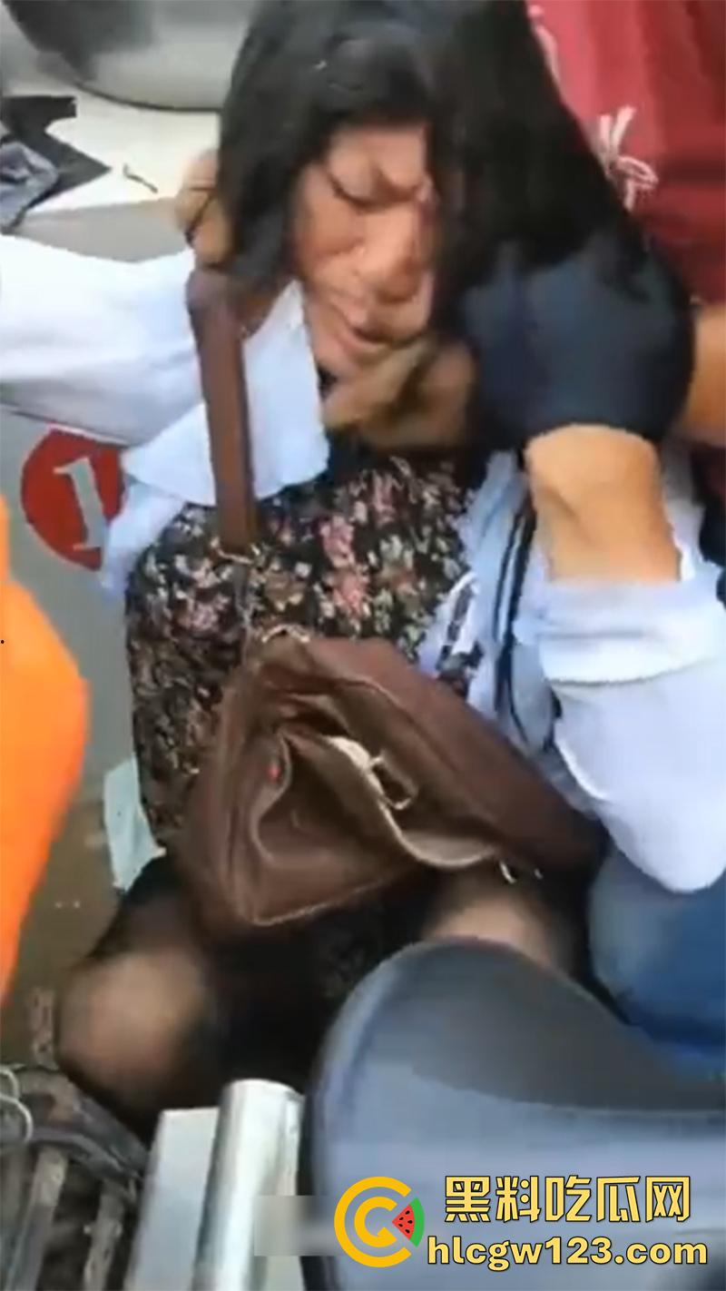 山东变态大叔穿女装,黑丝配连衣裙被识破翻车,群众当场围住摘掉假发,录视频将其曝光!-4