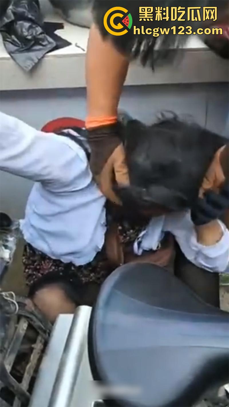 山东变态大叔穿女装,黑丝配连衣裙被识破翻车,群众当场围住摘掉假发,录视频将其曝光!-5