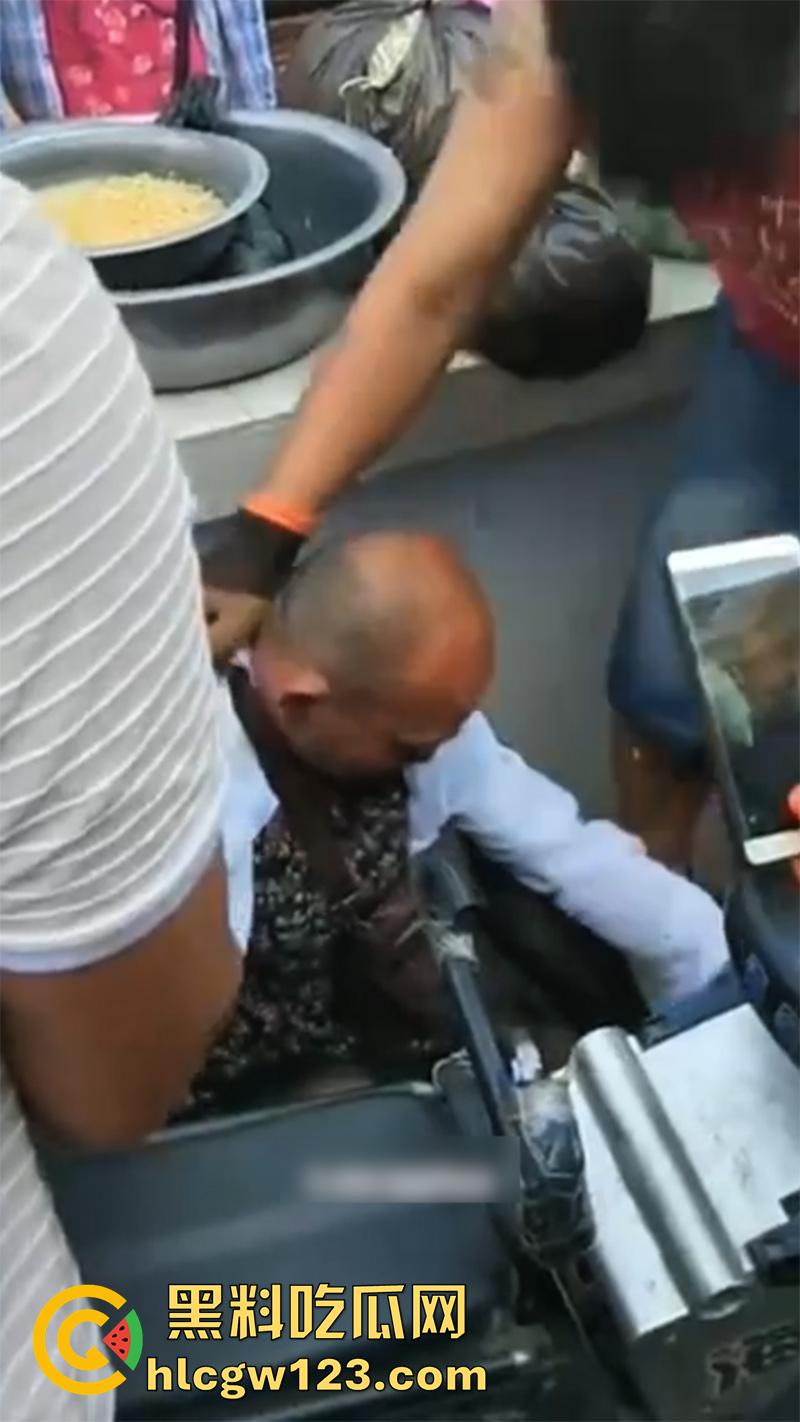 山东变态大叔穿女装,黑丝配连衣裙被识破翻车,群众当场围住摘掉假发,录视频将其曝光!-6