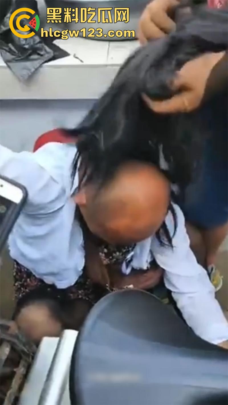 山东变态大叔穿女装,黑丝配连衣裙被识破翻车,群众当场围住摘掉假发,录视频将其曝光!-7