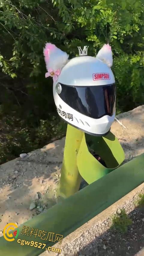 抖音清纯机车妹【是肉肉呀】,路边高速压弯,不慎滑倒人都甩飞了,这下全村又得开席了 !-6