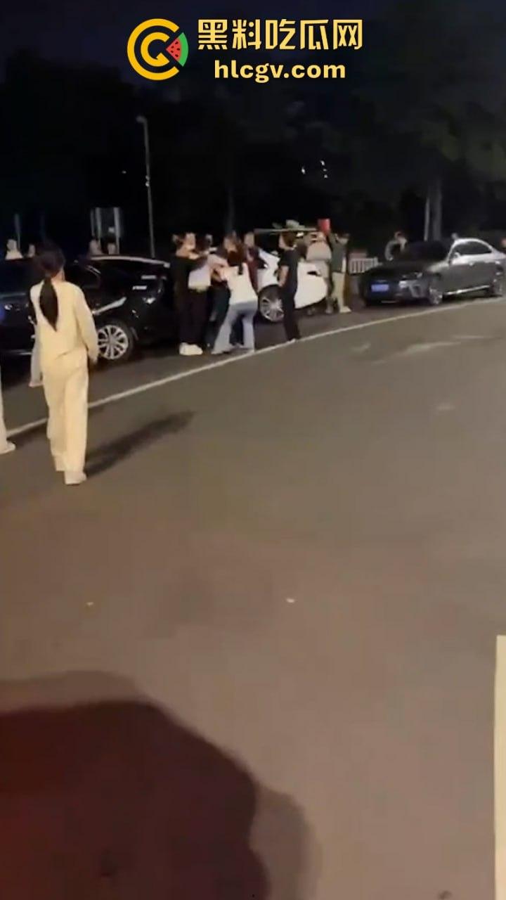 福州女子给已婚男发暧昧信息天天发骚 全家总动员婆媳联手抓小三  打成狗了这是！-4