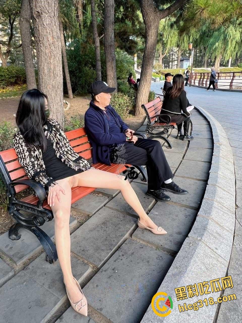 推特【潇洒Guccism】调教反差女神,户外大爷旁开档黑丝白虎露出太诱人了!-1