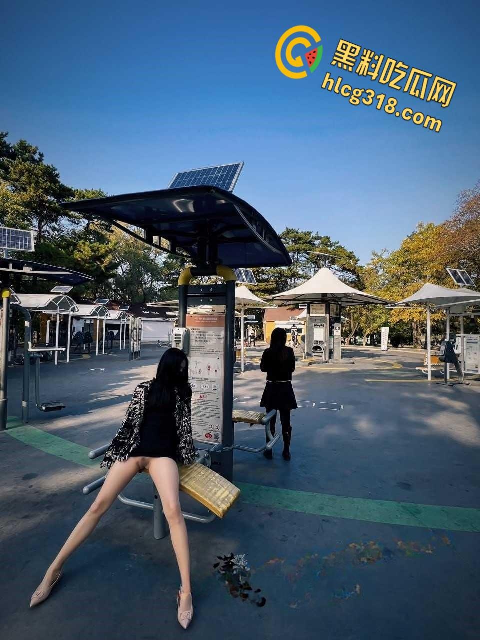 推特【潇洒Guccism】调教反差女神,户外大爷旁开档黑丝白虎露出太诱人了!-6