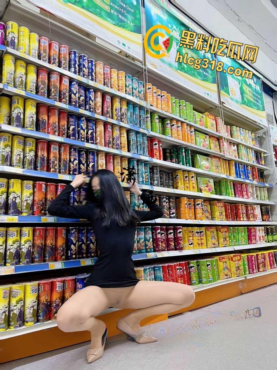 推特【潇洒Guccism】调教反差女神,户外大爷旁开档黑丝白虎露出太诱人了!-9