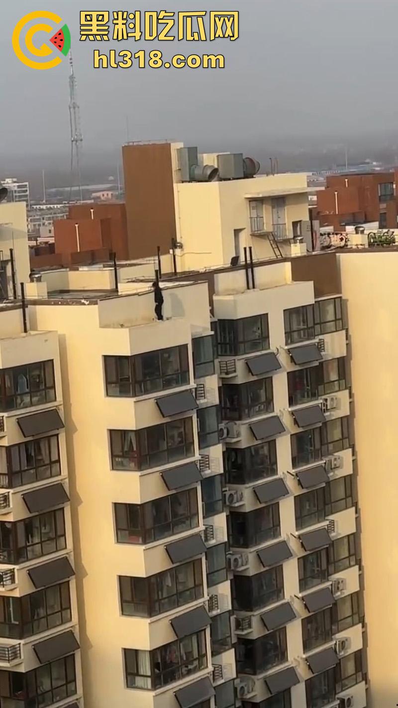 瓜友实拍男子跳楼,少年失恋想不开,消防员搭好救生垫,结果正好错过,摔在地上当上死亡!-1