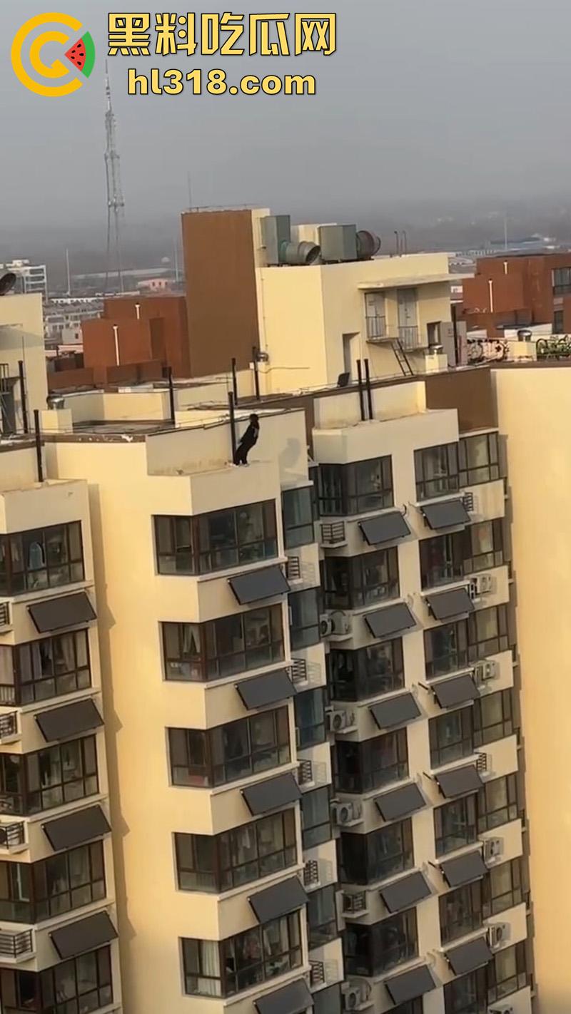 瓜友实拍男子跳楼,少年失恋想不开,消防员搭好救生垫,结果正好错过,摔在地上当上死亡!-2