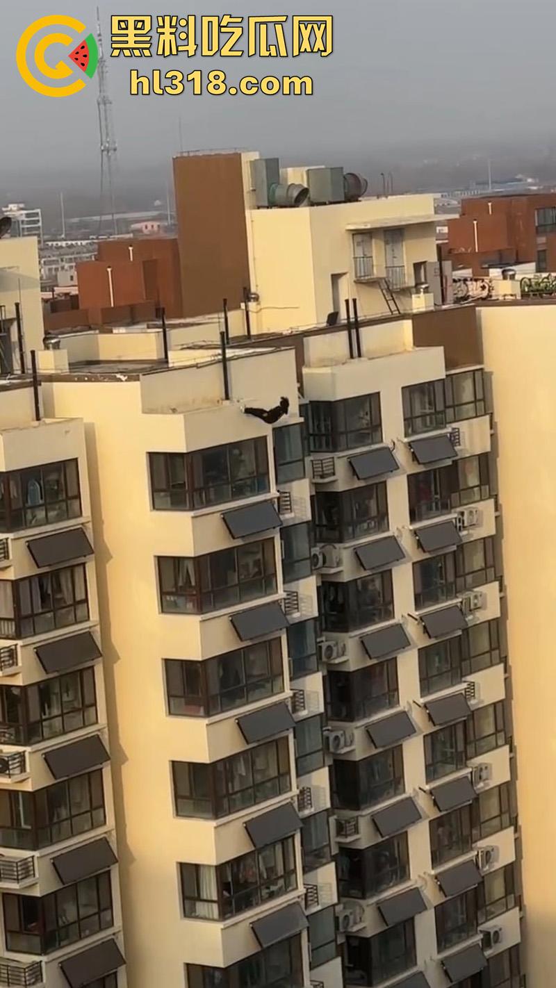 瓜友实拍男子跳楼,少年失恋想不开,消防员搭好救生垫,结果正好错过,摔在地上当上死亡!-3