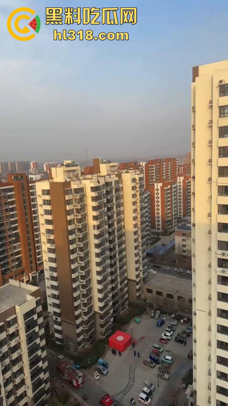 瓜友实拍男子跳楼,少年失恋想不开,消防员搭好救生垫,结果正好错过,摔在地上当上死亡!-4