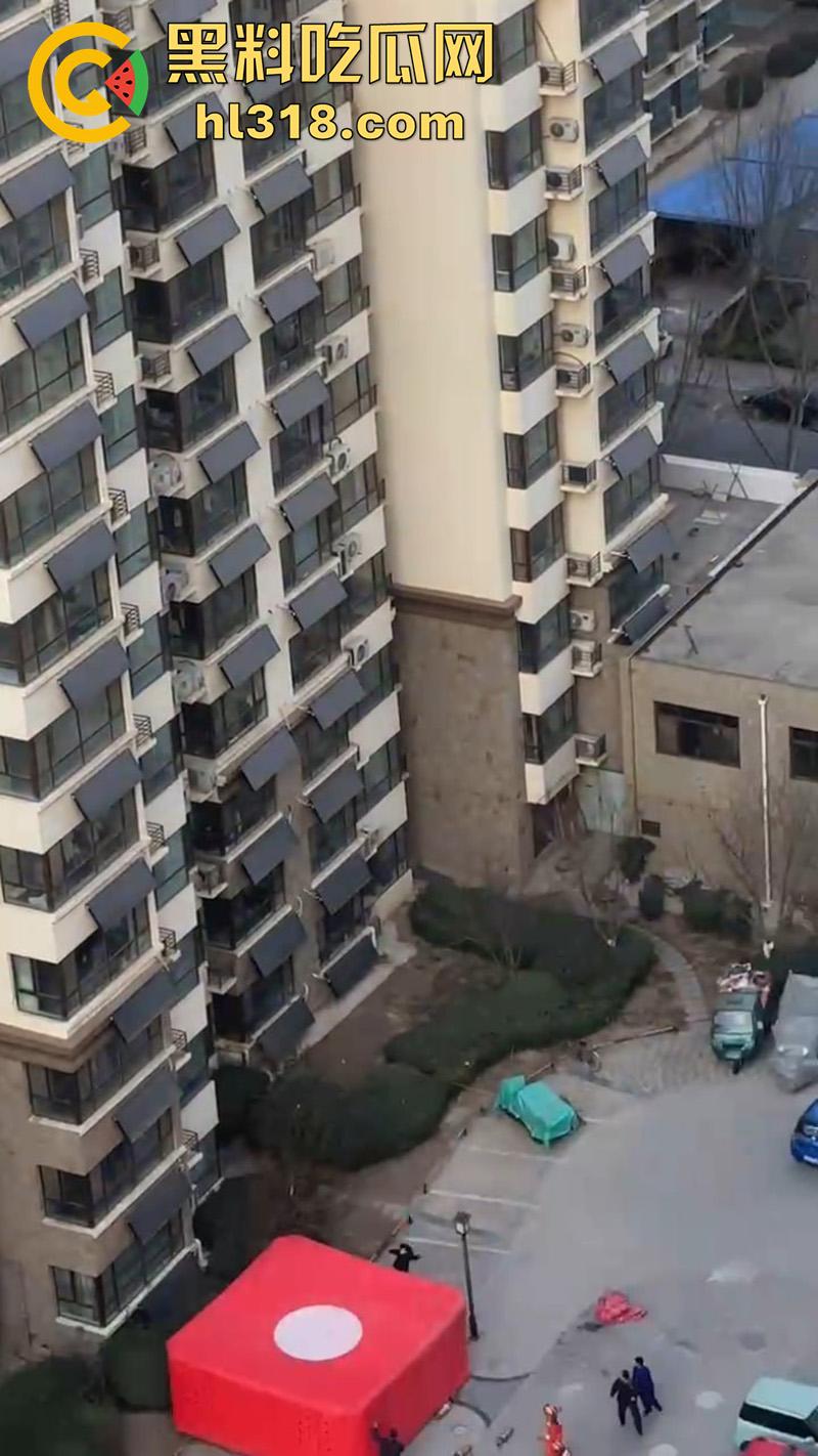 瓜友实拍男子跳楼,少年失恋想不开,消防员搭好救生垫,结果正好错过,摔在地上当上死亡!-6