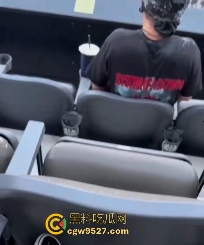 泰勒·斯威夫特演唱会发生一场枪击案，还好看台民众及时发现组织，成功阻止了一场有蓄意的射击！-1