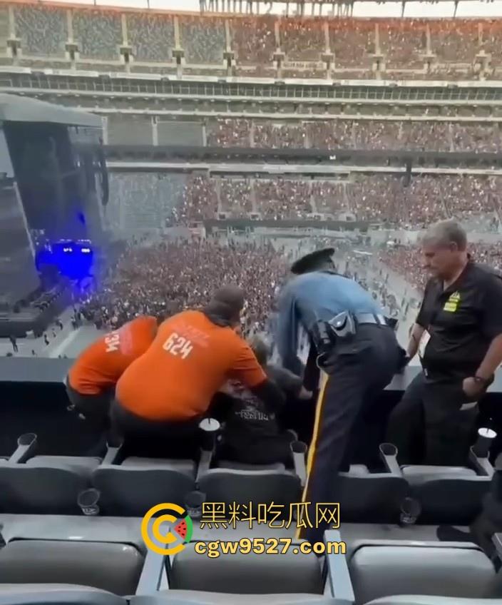 泰勒·斯威夫特演唱会发生一场枪击案，还好看台民众及时发现组织，成功阻止了一场有蓄意的射击！-6