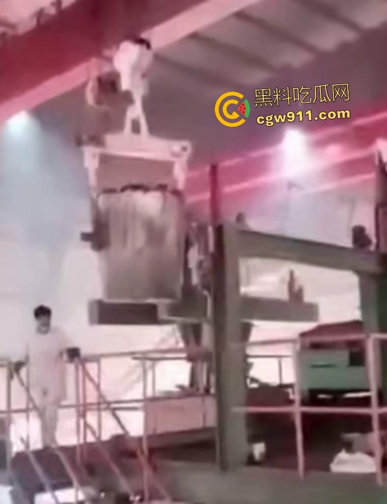 印尼钢厂几千度铁水不慎倾倒！二楼操作失误，数千度熔岩直接烫死工人，还能活下来就是祖坟积德！-5