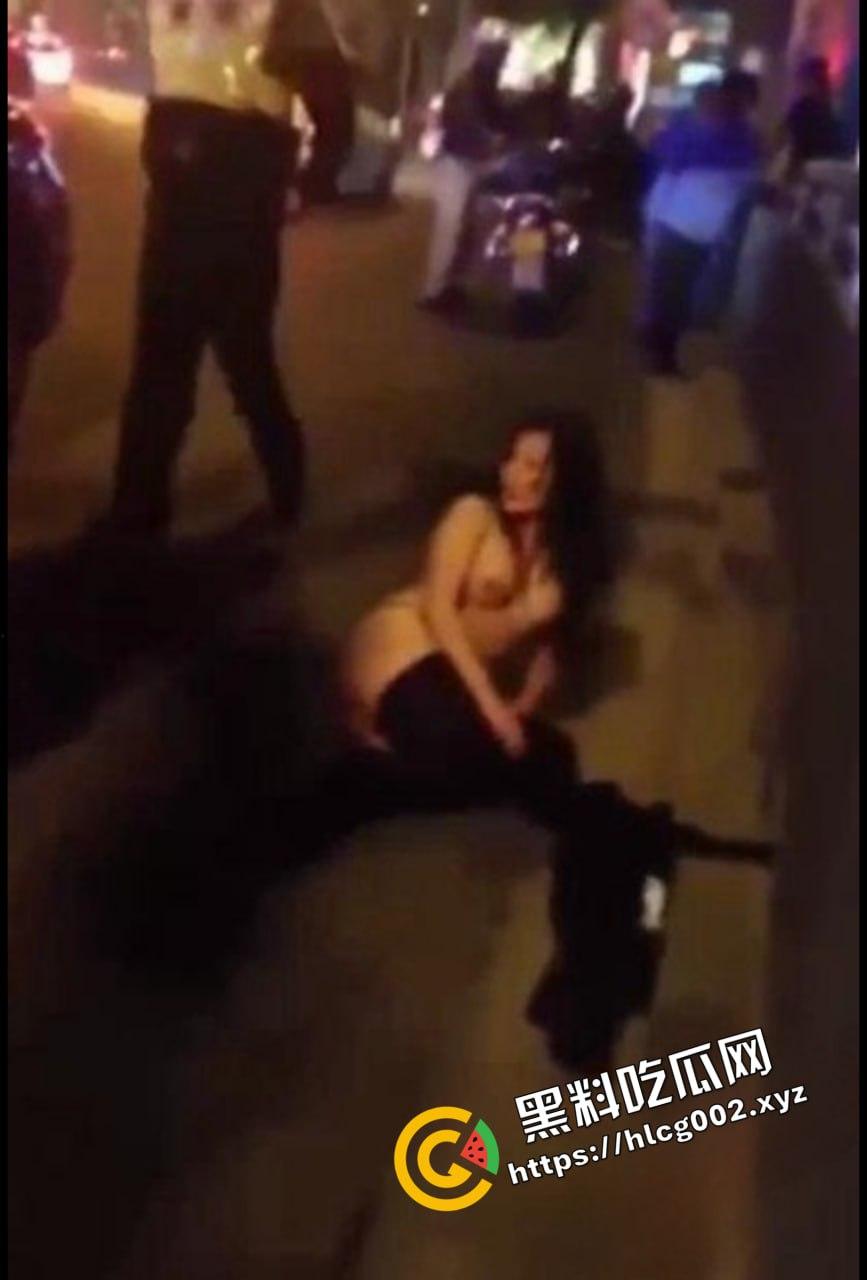上海醉酒女当街脱衣求外国人操她 结果被警方制止并带走！ 还叫警察帮忙掰开自己的屁眼-2