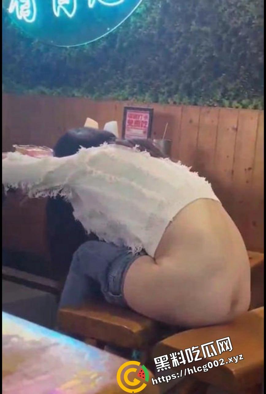 上海醉酒女当街脱衣求外国人操她 结果被警方制止并带走！ 还叫警察帮忙掰开自己的屁眼-7