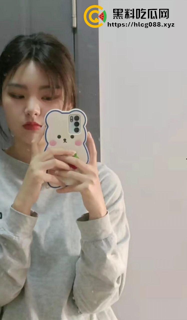 阜阳小骚狗反差烂货【张涵余】嫩脸勾人，背地里逼洞被男人捣烂，男友连毛都没碰过！-5