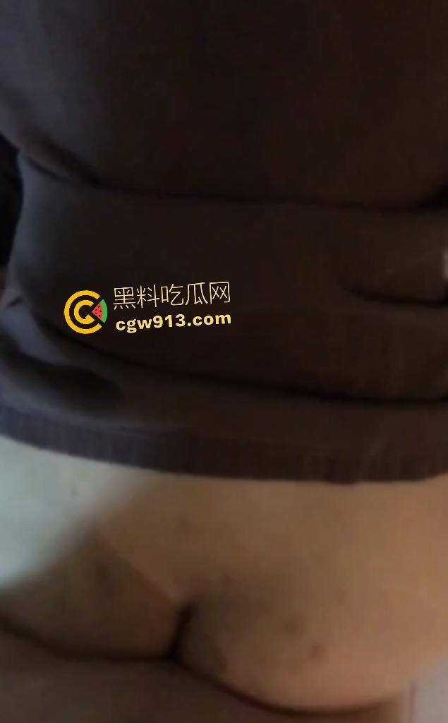 绿帽男友阳痿活该！骚逼女友劈腿，酒店抓门把手被小三后入狂操，奶子被抓爽到病都好了！-3