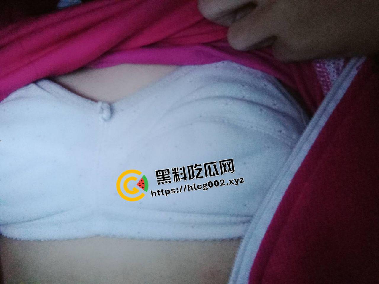 超级真实台湾高中生发春自拍 还在发育的小胸脯 巨嫩的小穴抠出小珍珠-6