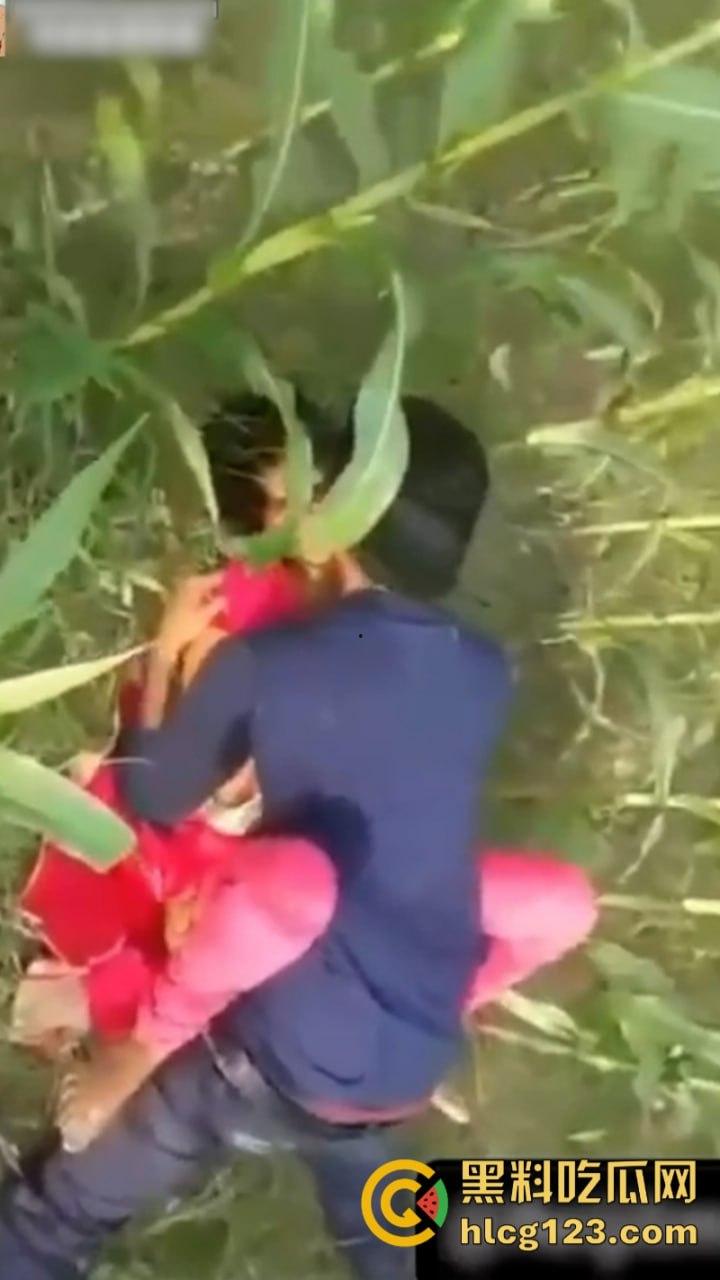 印度真实强奸与朋友一起强奸自己的亲嫂子 现场女子被五六根鸡巴轮插到哭-1