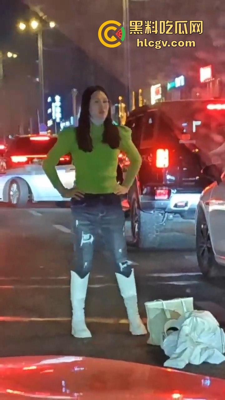 情侣吵架直接大街脱光!脱衣国际手势,伤敌1000自损800的操作真看傻了!-1