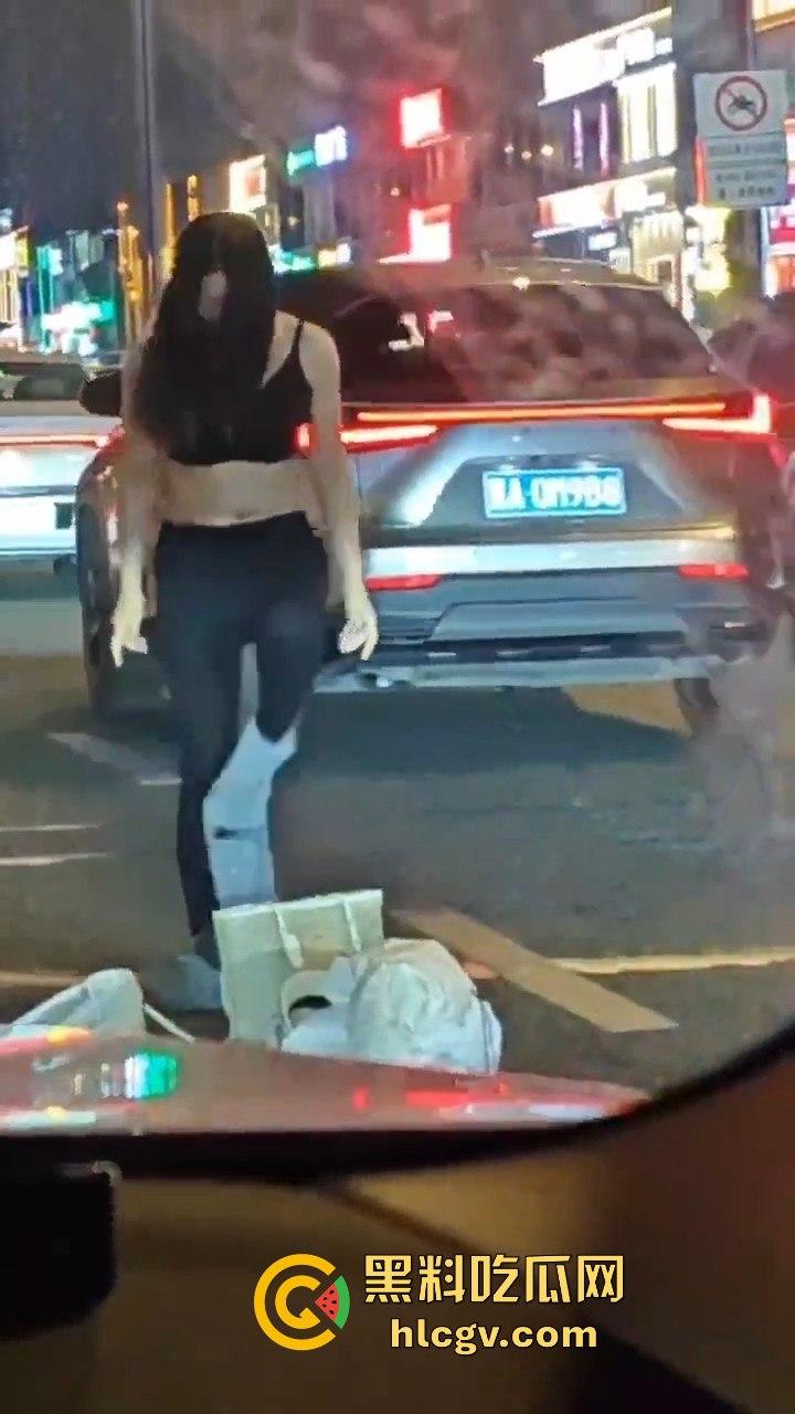 情侣吵架直接大街脱光!脱衣国际手势,伤敌1000自损800的操作真看傻了!-2