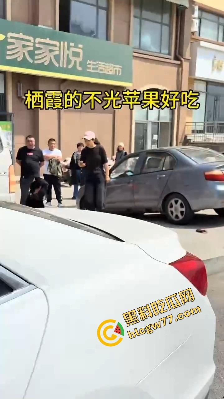 栖霞尚记甜品小三当街挑衅原配，奶茶没喝上，脸先被泼成奶盖，两女互撕扯头发狠撕逼！-2