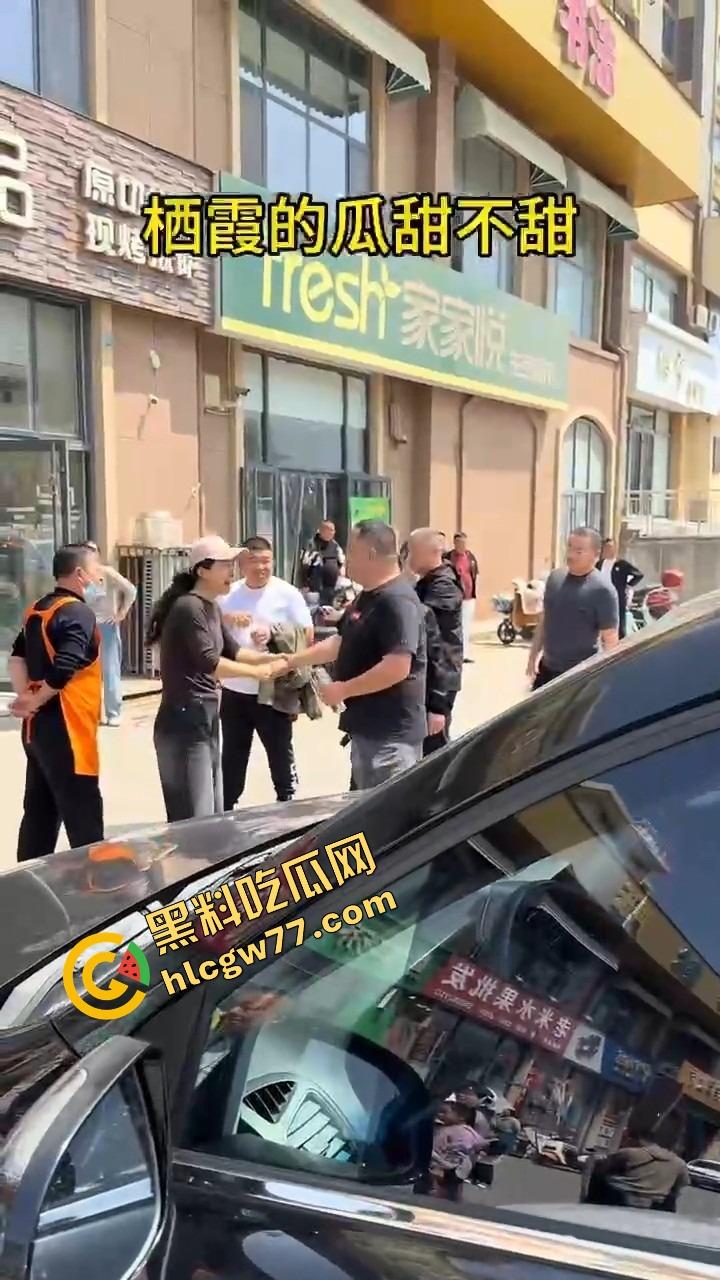 栖霞尚记甜品小三当街挑衅原配，奶茶没喝上，脸先被泼成奶盖，两女互撕扯头发狠撕逼！-6