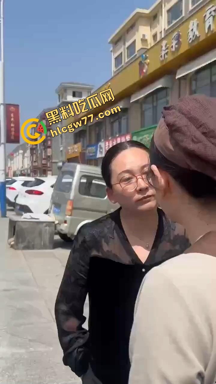 栖霞尚记甜品小三当街挑衅原配，奶茶没喝上，脸先被泼成奶盖，两女互撕扯头发狠撕逼！-9