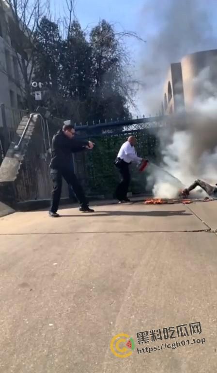 美国空军在以色列大使馆前自焚！临死前高呼不做种族灭绝的同谋 是英雄还是极端分子？-7