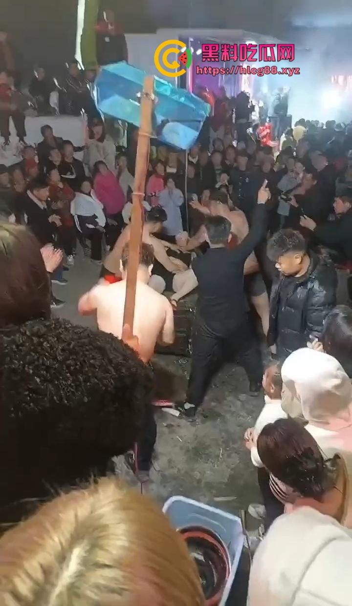 安徽马鞍山丧事变蹦迪?白事喇叭班低俗表演,现场胸口小奶碎大石,脖子顶钢筋这送走的是人还是在送欢乐?-1