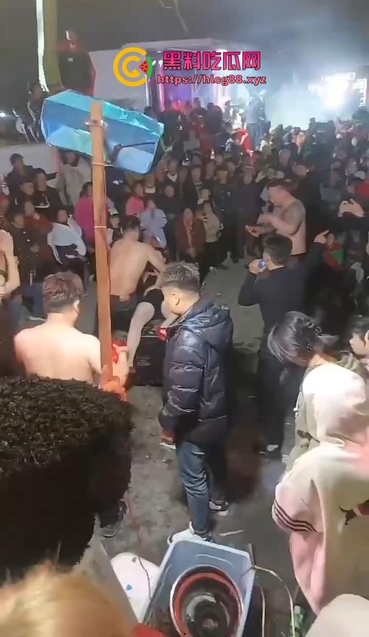 安徽马鞍山丧事变蹦迪?白事喇叭班低俗表演,现场胸口小奶碎大石,脖子顶钢筋这送走的是人还是在送欢乐?-2