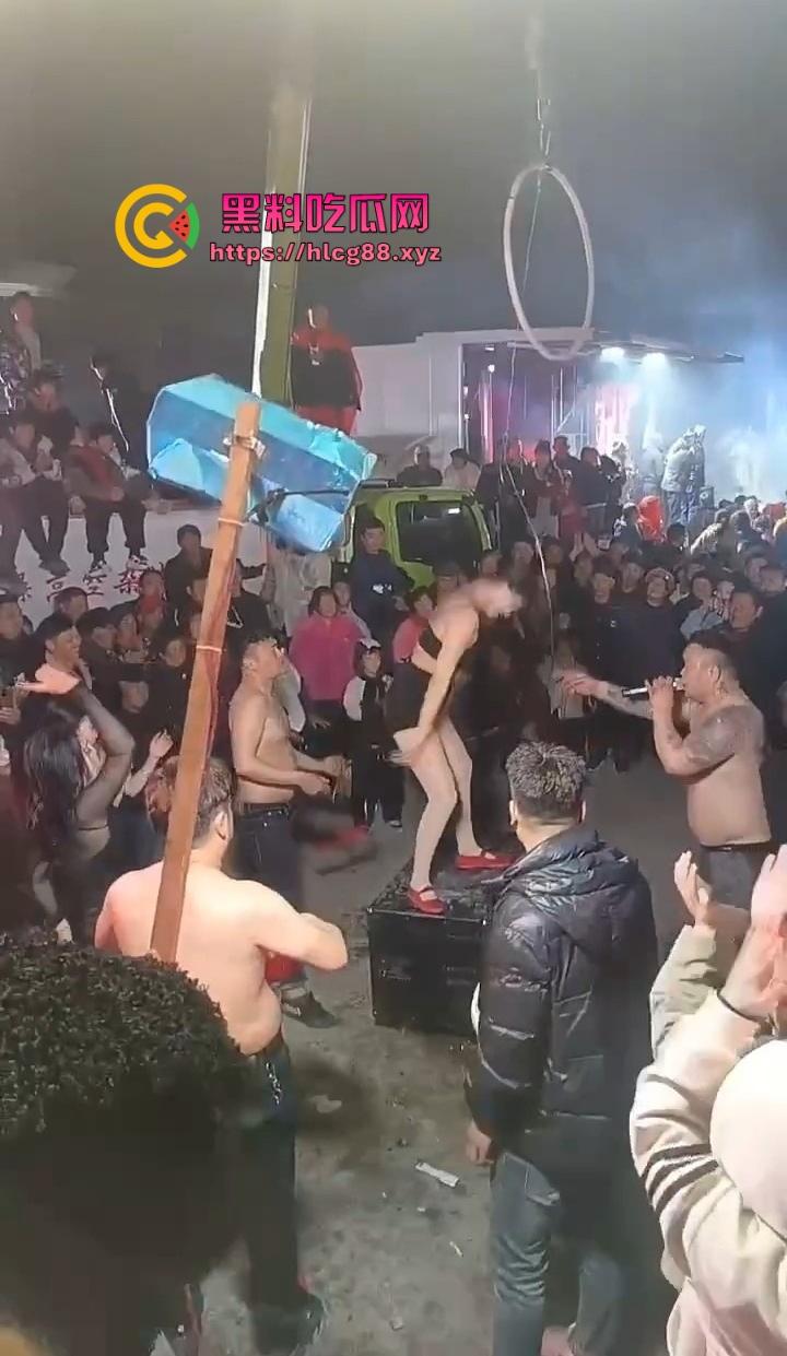 安徽马鞍山丧事变蹦迪?白事喇叭班低俗表演,现场胸口小奶碎大石,脖子顶钢筋这送走的是人还是在送欢乐?-3