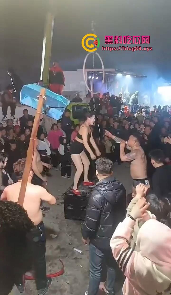 安徽马鞍山丧事变蹦迪?白事喇叭班低俗表演,现场胸口小奶碎大石,脖子顶钢筋这送走的是人还是在送欢乐?-4