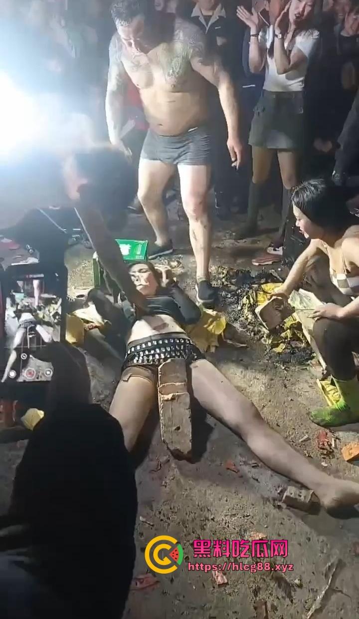 安徽马鞍山丧事变蹦迪?白事喇叭班低俗表演,现场胸口小奶碎大石,脖子顶钢筋这送走的是人还是在送欢乐?-5