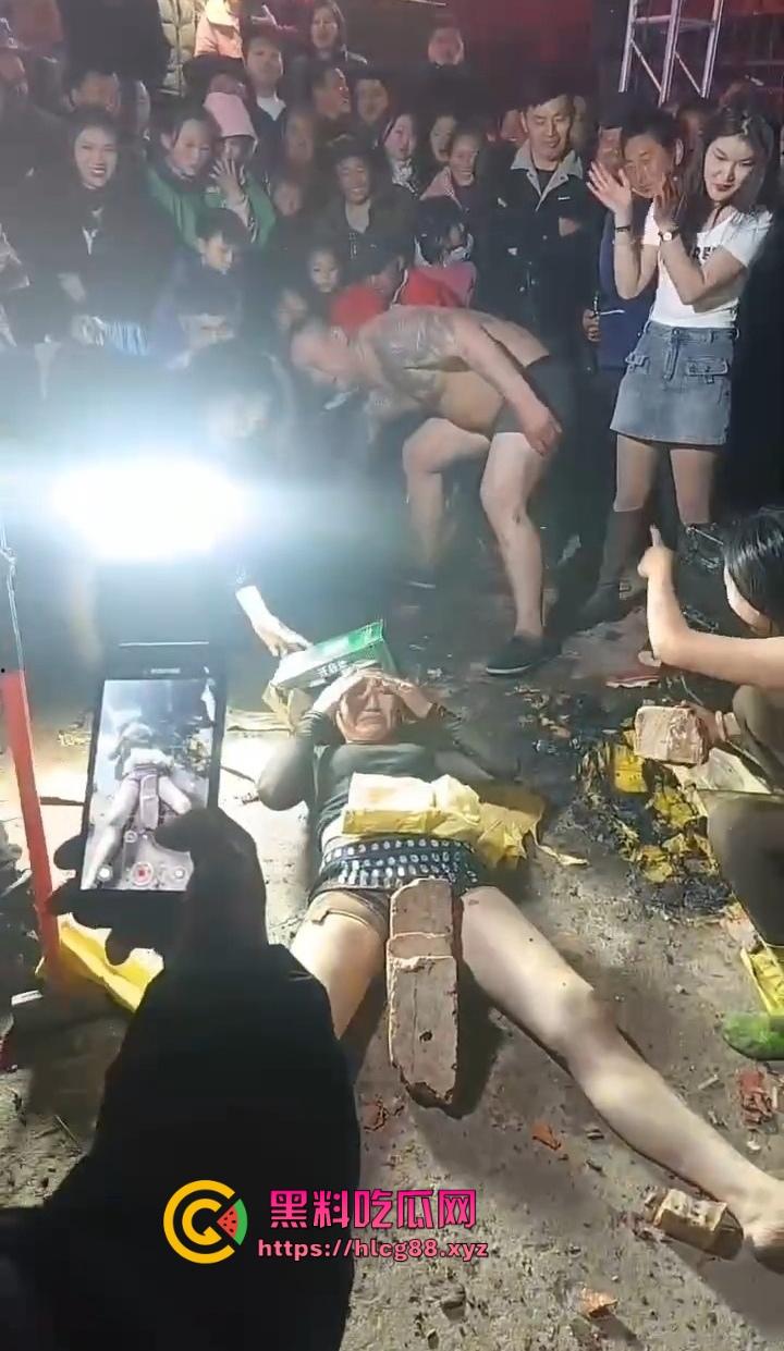 安徽马鞍山丧事变蹦迪?白事喇叭班低俗表演,现场胸口小奶碎大石,脖子顶钢筋这送走的是人还是在送欢乐?-6