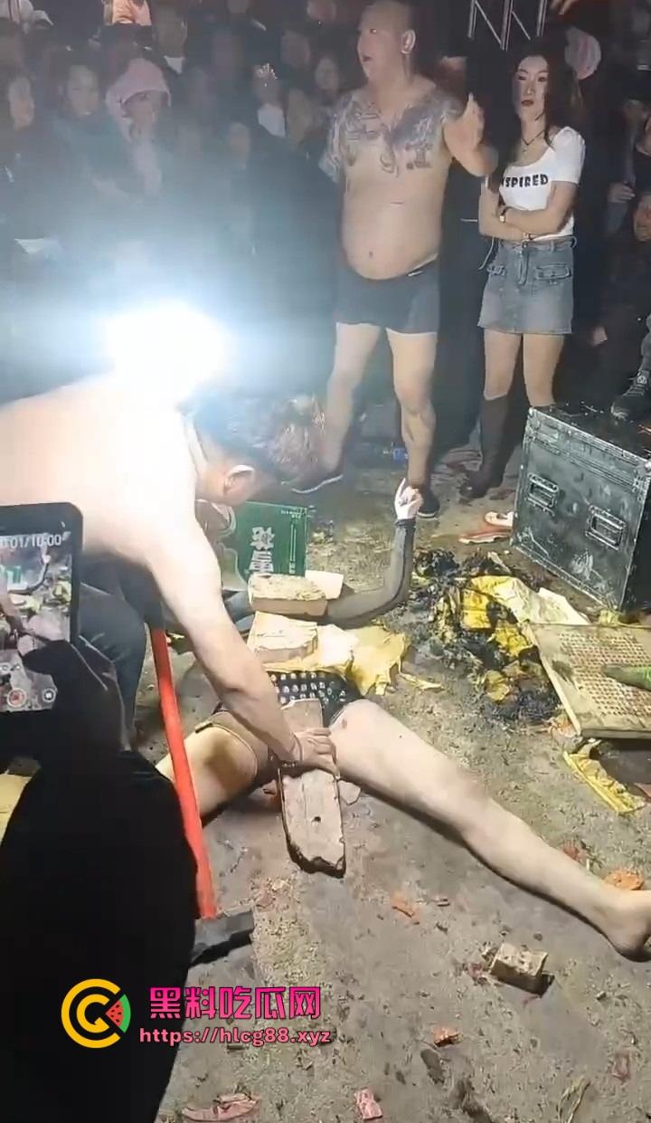 安徽马鞍山丧事变蹦迪?白事喇叭班低俗表演,现场胸口小奶碎大石,脖子顶钢筋这送走的是人还是在送欢乐?-7