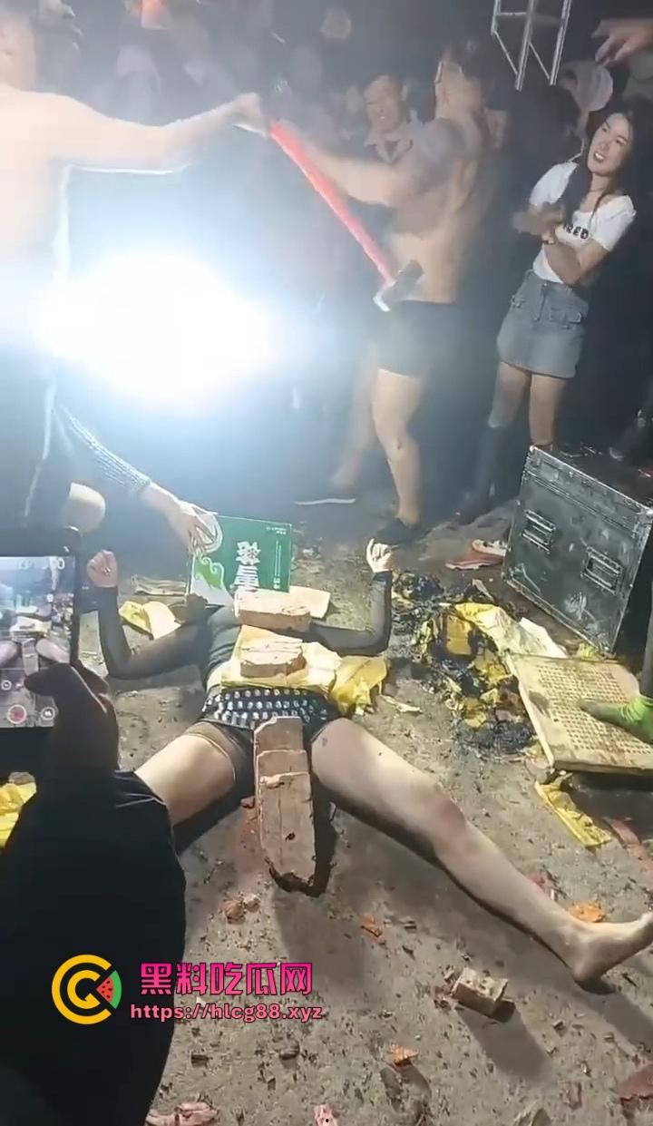 安徽马鞍山丧事变蹦迪?白事喇叭班低俗表演,现场胸口小奶碎大石,脖子顶钢筋这送走的是人还是在送欢乐?-8