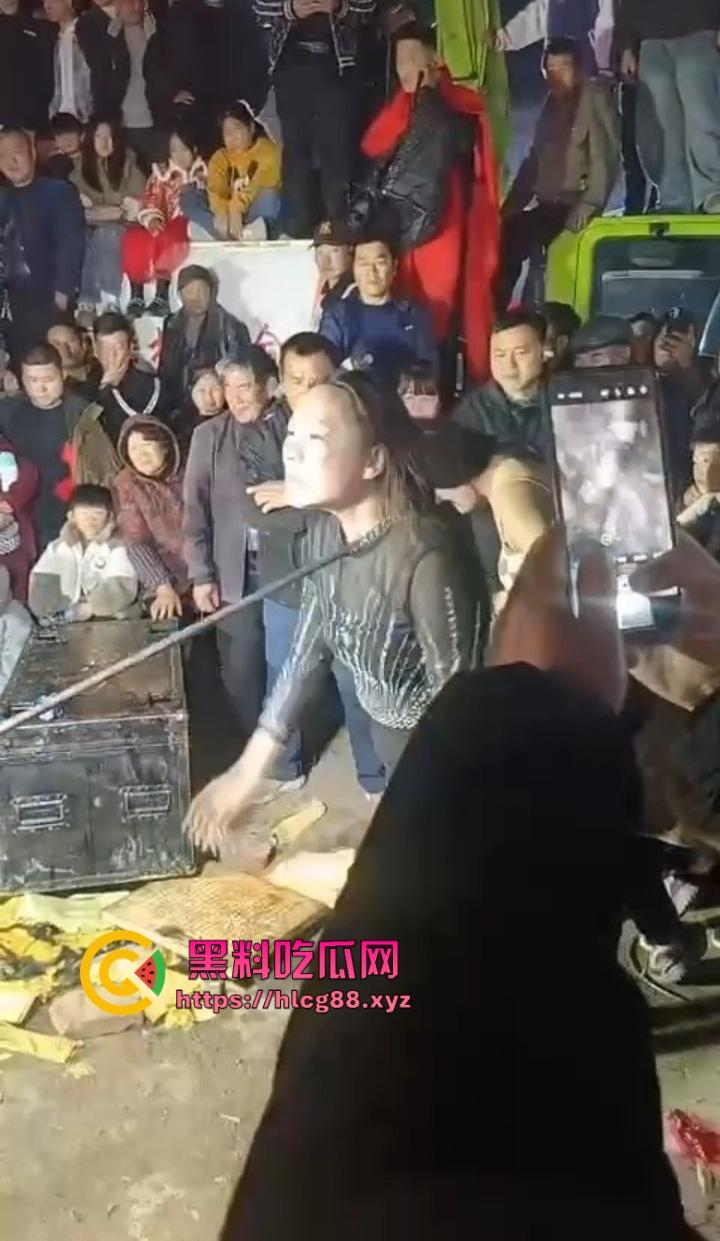安徽马鞍山丧事变蹦迪?白事喇叭班低俗表演,现场胸口小奶碎大石,脖子顶钢筋这送走的是人还是在送欢乐?-10