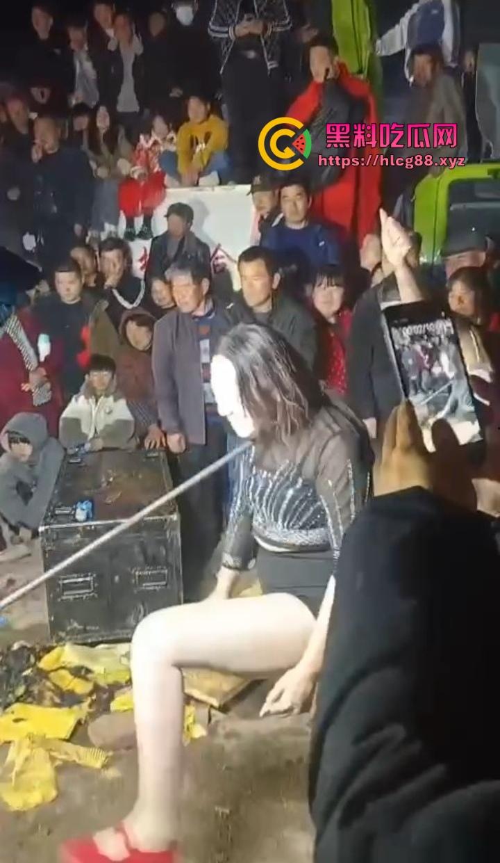安徽马鞍山丧事变蹦迪?白事喇叭班低俗表演,现场胸口小奶碎大石,脖子顶钢筋这送走的是人还是在送欢乐?-11