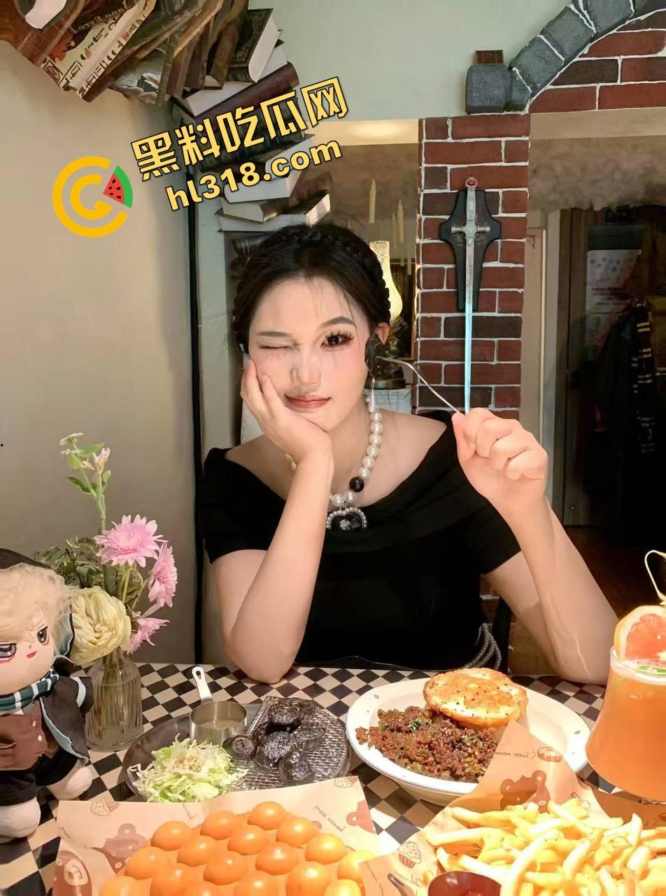 女友出差我带她闺蜜回家，小骚逼喝多还玩手机不让操，直接撕开内裤无套硬上，一插进去立马变乖了！-2