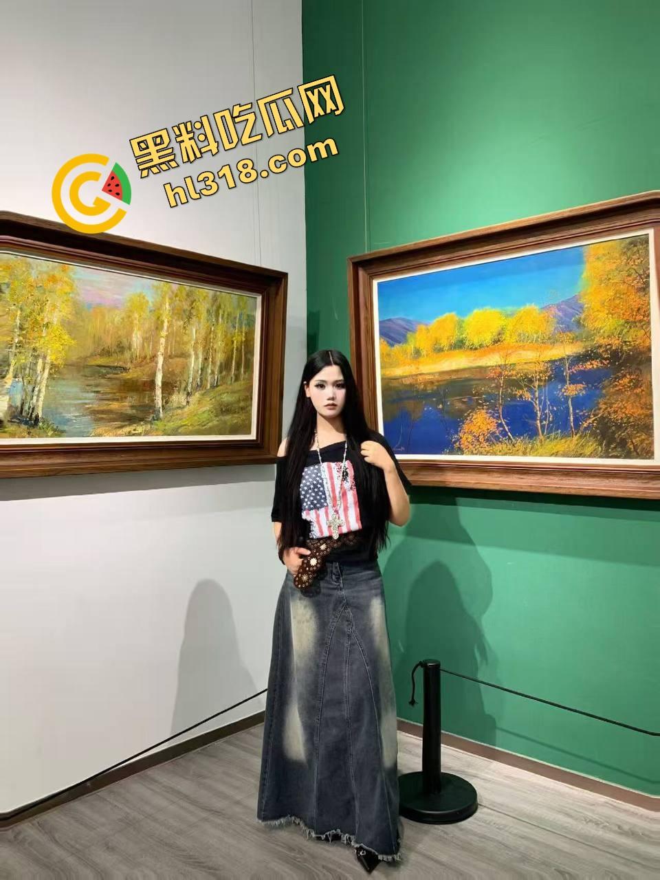 女友出差我带她闺蜜回家，小骚逼喝多还玩手机不让操，直接撕开内裤无套硬上，一插进去立马变乖了！-4