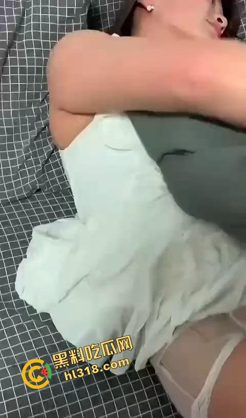 女友出差我带她闺蜜回家，小骚逼喝多还玩手机不让操，直接撕开内裤无套硬上，一插进去立马变乖了！-5