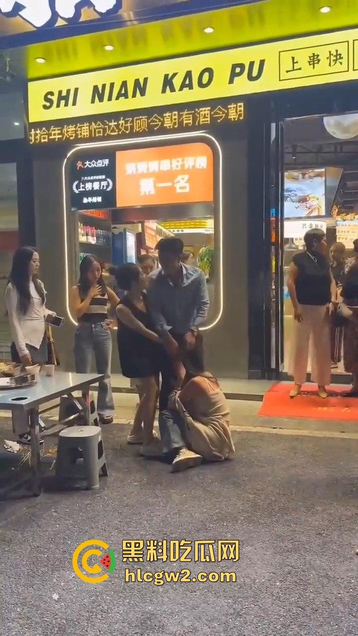 杭州街头正妻当众暴揍小三!揪住头发狂甩耳光 这场面真叫一个解气!-5