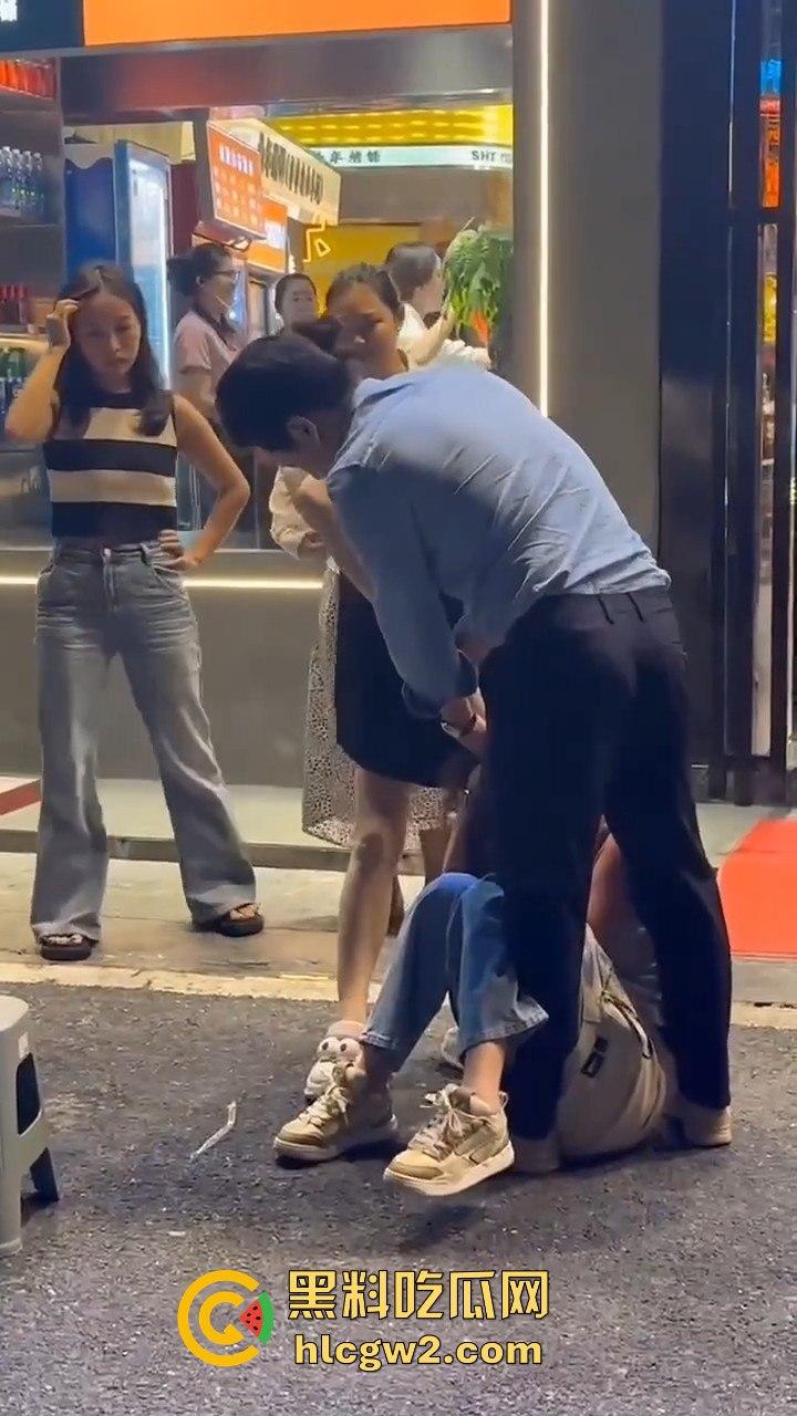杭州街头正妻当众暴揍小三!揪住头发狂甩耳光 这场面真叫一个解气!-7