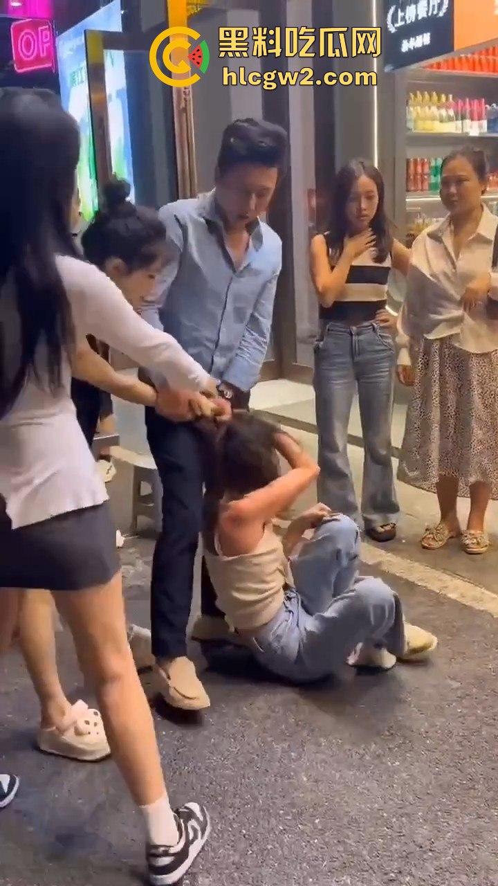 杭州街头正妻当众暴揍小三!揪住头发狂甩耳光 这场面真叫一个解气!-8